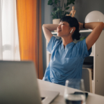 Jeune femme détendue après son travail d'infirmière